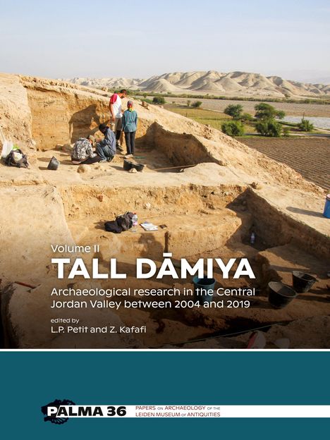 Texte: Volume II, TALL DĀMIYA, Archaeological research, Central Jordan Valley 2004-2019, edited by L.P. Petit and Z. Kafafi.

Archaeologen arbeiten an einer Grabungsstätte mit hügeliger Landschaft im Hintergrund. Unten ein PALMA 36 Logo.
