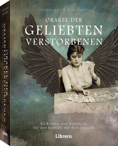 "Orakel der Geliebten Verstorbenen" von Carrie Paris & Tina Hardt, 82 Karten für Kontakt mit Jenseits. Frau mit Flügeln am Tisch.