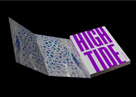 Text: "HIGH TIDE". Ein Buch mit lila Schrift und einer abstrakten Innenseite mit blauen Mustern.