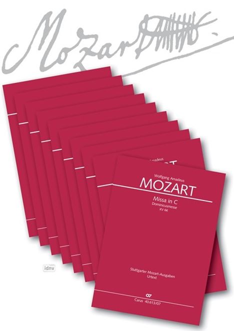"Mozart, Missa in C, KV 66" in Weiß auf roten Notenheften, darunter eine stilisierte Unterschrift "Mozart".