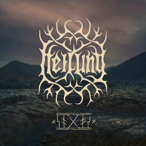 Verschnörkelter Schriftzug "Heilung" und mystisches Symbol. Im Hintergrund eine neblige Berglandschaft.