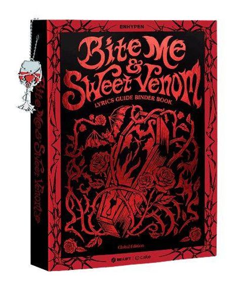 Schwarzes Buch mit rotem Text "Bite Me & Sweet Venom". Verziertes Design mit Rosen und Dornen. Schlüsselanhänger hängt an der Seite.