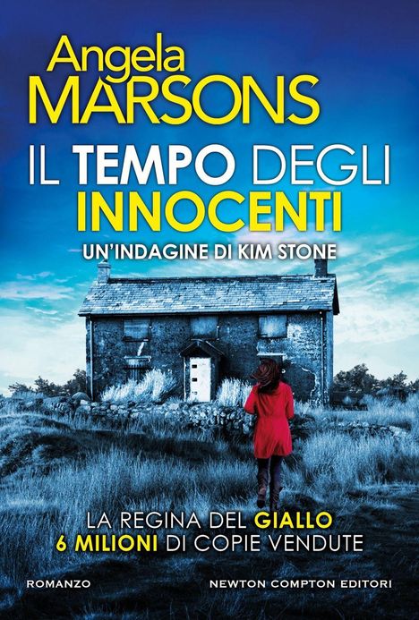 Titel: "Il Tempo degli Innocenti"; Autor: Angela Marsons. Szene: Frau in rotem Mantel vor einem alten Haus im Feld.