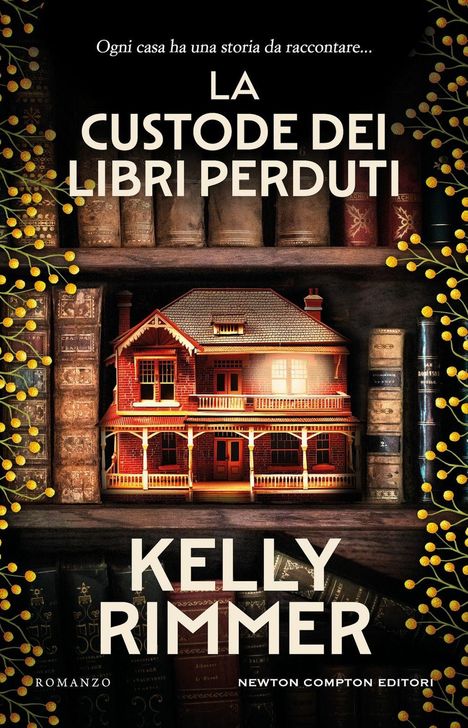 "LA CUSTODE DEI LIBRI PERDUTI" von Kelly Rimmer. Ein Bücherregal, darin ein beleuchtetes Miniaturhaus, umrahmt von gelben Blumen.