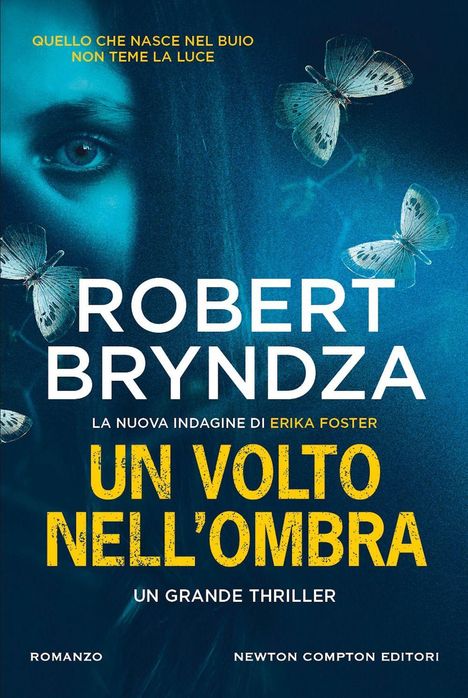 Text: "QUELLO CHE NASCE NEL BUIO NON TEME LA LUCE"; "ROBERT BRYNDZA"; "UN VOLTO NELL'OMBRA". Porträt mit Schmetterlingen.