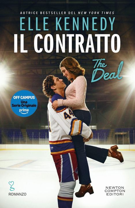 „Elle Kennedy, Il Contratto, The Deal. Off Campus Una Serie Originale, Romanzo. Newton Compton Editori.“  
Ein Eishockeyspieler hebt eine Frau hoch.