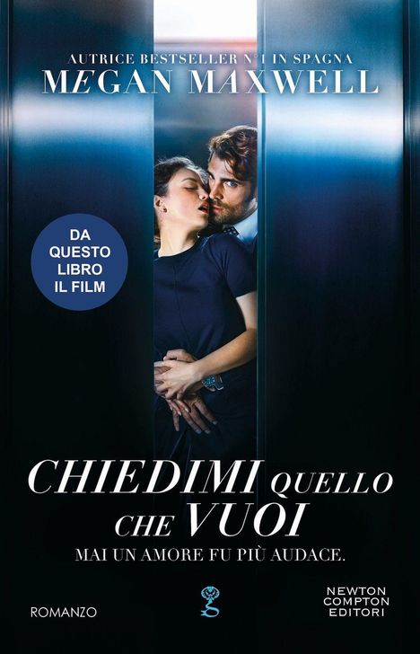 „Chiedimi quello che vuoi“ steht unten. Ein Paar in einem blauen Aufzug in inniger Umarmung.