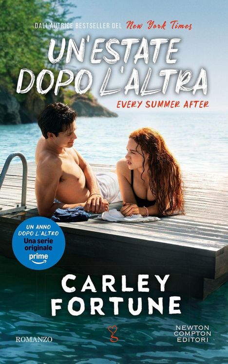 Oben: "Un'estate dopo l'altra", "Every Summer After". Zwei Menschen liegen auf einem Steg am Wasser, vertraut und entspannt.