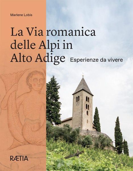 Titel: La Via romanica delle Alpi in Alto Adige. Ein Kirchturm mit spitzem Dach inmitten einer grünen Landschaft.