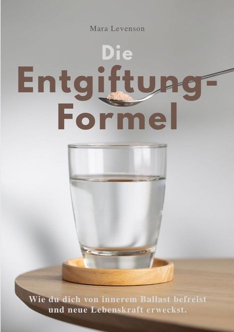 „Die Entgiftung-Formel“ von Mara Levenson. Ein Glas Wasser steht auf einem Tisch, darüber ein Löffel mit Pulver.