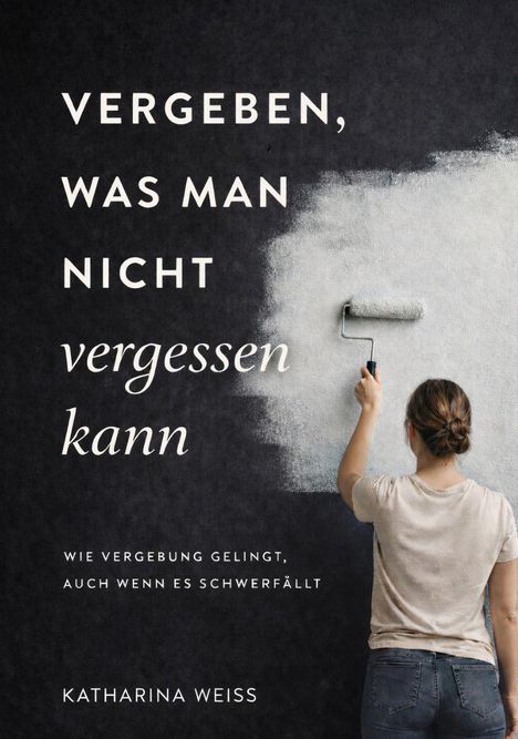 Titel: Vergeben, was man nicht vergessen kann. Eine Frau malt mit einer Walze eine schwarze Wand weiß an.