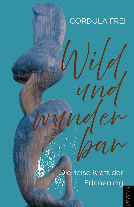 „Wild und wunderbar. Die leise Kraft der Erinnerung.“ Holzskulptur auf blauem Hintergrund.