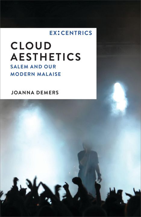 "Cloud Aesthetics: Salem and Our Modern Malaise" von Joanna Demers. Im Hintergrund eine Bühne mit Nebel.