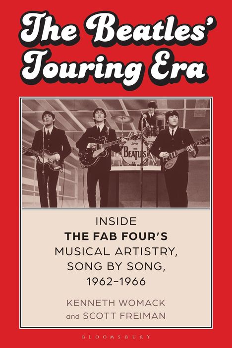 "The Beatles' Touring Era" oben. Schwarz-weißes Foto der Beatles in Anzügen mit Instrumenten auf einer Bühne darunter.