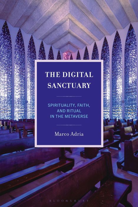 „THE DIGITAL SANCTUARY“, ein Raum mit Bänken, hohen gotischen Fenstern und einem strukturierten Dach.