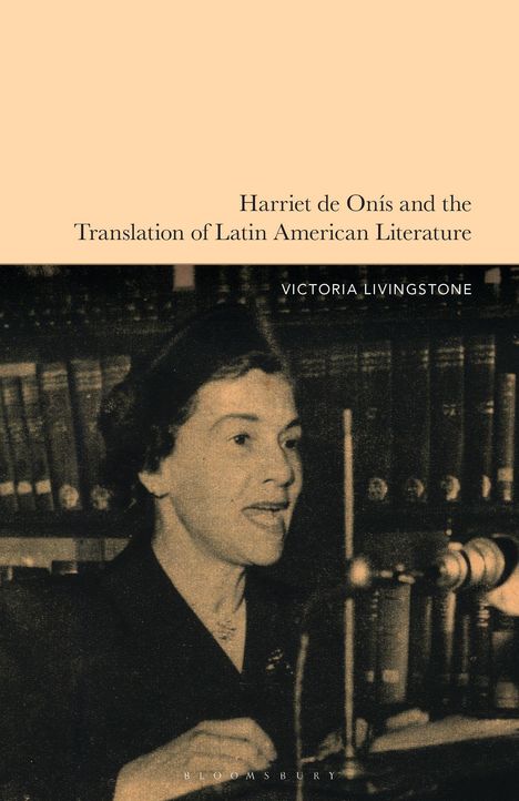 Text: "Harriet de Onís and the Translation of Latin American Literature" von Victoria Livingstone. Bild einer Frau vor Büchern.