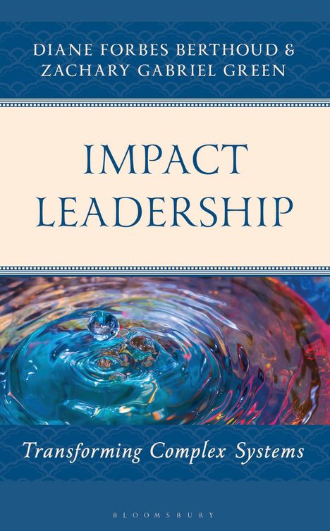 Titel: "Impact Leadership: Transforming Complex Systems". Ein Wassertropfen fällt ins bunte Wasser.