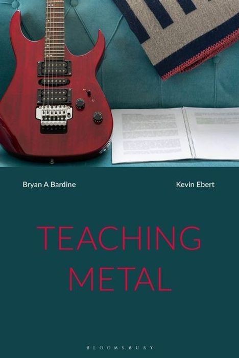 „TEACHING METAL“ steht in Rot auf dunklem Hintergrund. Eine rote E-Gitarre und offene Notizen liegen auf einem Sofa.