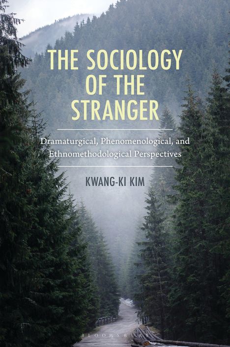 "The Sociology of the Stranger" von Kwang-ki Kim; Waldweg umgeben von hohen Tannen, neblige Atmosphäre.