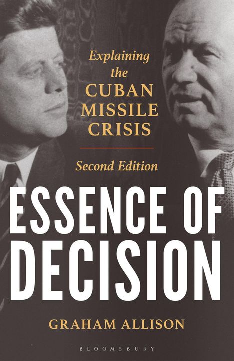 Texte in Großbuchstaben: "ESSENCE OF DECISION". Zwei Männer in einem historischen Foto.