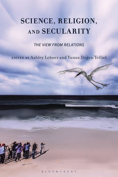 Titel: "Science, Religion, and Secularity: The View from Relations". Am Strand fotografieren Menschen das Meer.