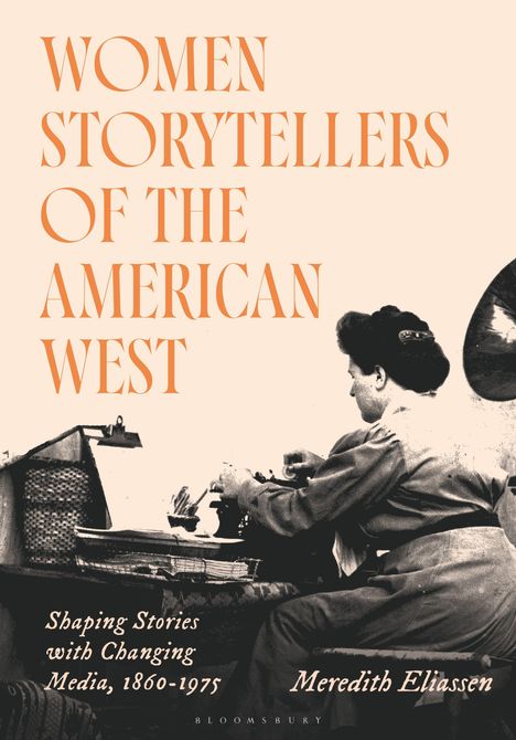 "WOMEN STORYTELLERS OF THE AMERICAN WEST" in großer Schrift, Frau an Schreibmaschine im Hintergrund.