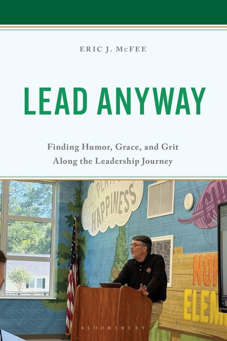 "LEAD ANYWAY" von Eric J. McFee. Untertitel: "Finding Humor, Grace, and Grit Along the Leadership Journey." Mann am Rednerpult.