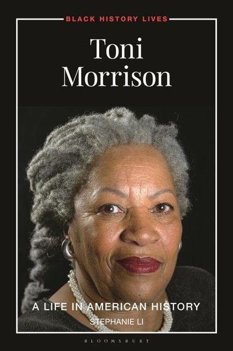 "Toni Morrison, A Life in American History, Stephanie Li." Ältere Frau mit grauen Haaren, ernstem Ausdruck.