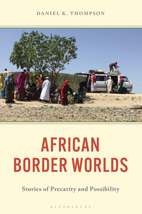 „African Border Worlds: Stories of Precarity and Possibility“. Menschen, ein Baum und ein Van in einer trockenen Landschaft.