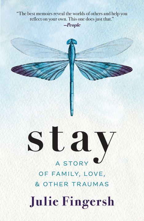 Zitat von Anne Lamott oben. "stay" und "A STORY OF FAMILY, LOVE, & OTHER TRAUMAS" zentriert. Darunter "Julie Fingersh". Libellenillustration.