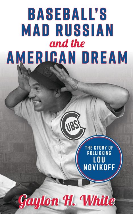 Text: "Baseball's Mad Russian and the American Dream", "The Story of Rollicking Lou Novikoff", "Gaylon H. White".  
Ein Baseballspieler posiert lachend in Uniform der Cubs.