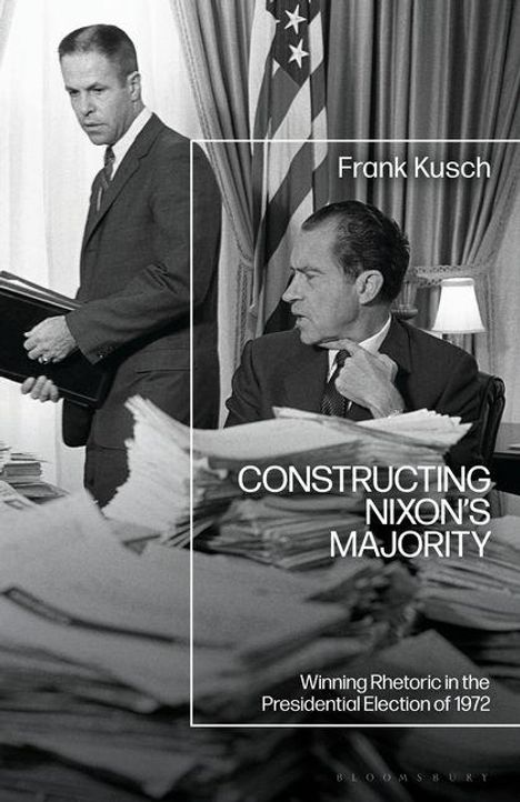 Constructing Nixon’s Majority. Frank Kusch. Zwei Männer in einem Büro, der eine sitzt, der andere steht mit Papieren.