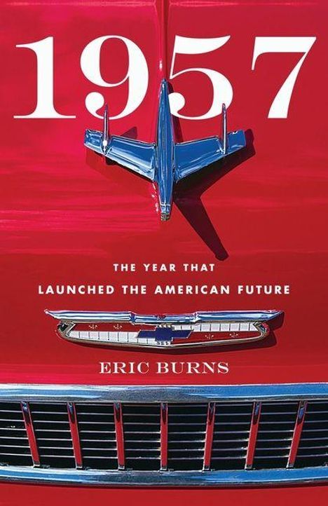 "1957, The Year That Launched The American Future" von Eric Burns; rotes Auto mit verchromtem Emblem und Kühlergrill.