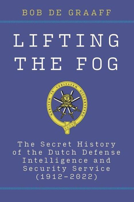 "Buchcovertext: Bob de Graaff - Lifting the Fog - Geheimgeschichte des niederländischen Verteidigungsnachrichtendienstes (1912–2022). In der Mitte ein kreisförmiges Logo mit Schwert und Schlüssel."