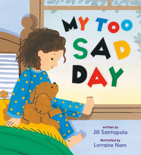 "MY TOO SAD DAY" in bunten Buchstaben. Ein Kind im blauen Schlafanzug mit Punkten sitzt mit einem Plüschtier auf dem Bett.