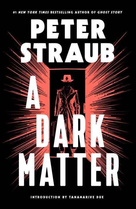 "PETER STRAUB, A DARK MATTER, INTRODUCTION BY TANANARIVE DUE." Ein Mann im Trenchcoat steht in einer Tür, rotes Licht umgibt ihn.