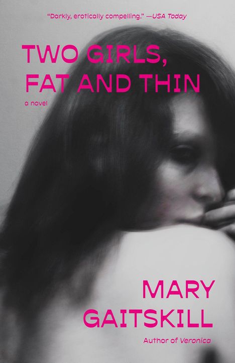 „TWO GIRLS, FAT AND THIN“ von Mary Gaitskill. Unscharfes Gesicht einer Frau, Hälfte im Schatten.
