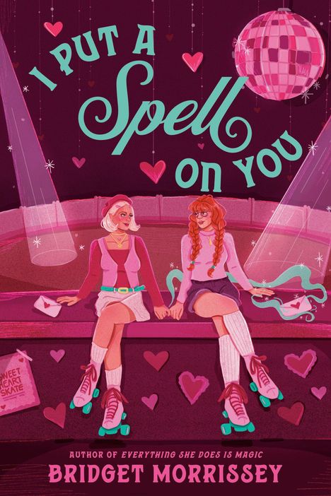 "I Put A Spell On You" in großen Buchstaben, zwei Personen sitzen mit Rollschuhen unter einer Discokugel, rosa Herzen.