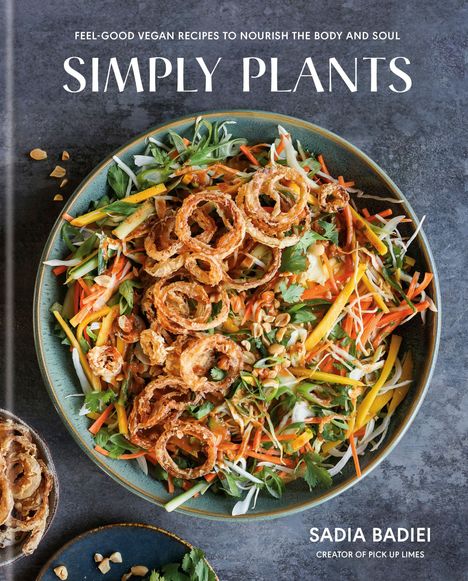 "Simply Plants", vegane Rezepte, Sadia Badiei. Eine bunte Salatschüssel mit knackigem Gemüse und Zwiebelringen.