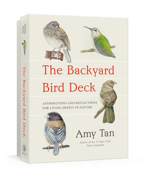 "The Backyard Bird Deck" von Amy Tan, mit Vogelillustrationen in natürlichen Farben.