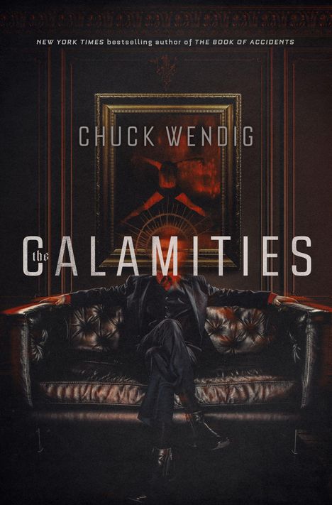 "CHUCK WENDIG The Calamities" steht in großen Buchstaben geschrieben. Ein Mann sitzt auf einem Ledersofa vor einem Gemälde.