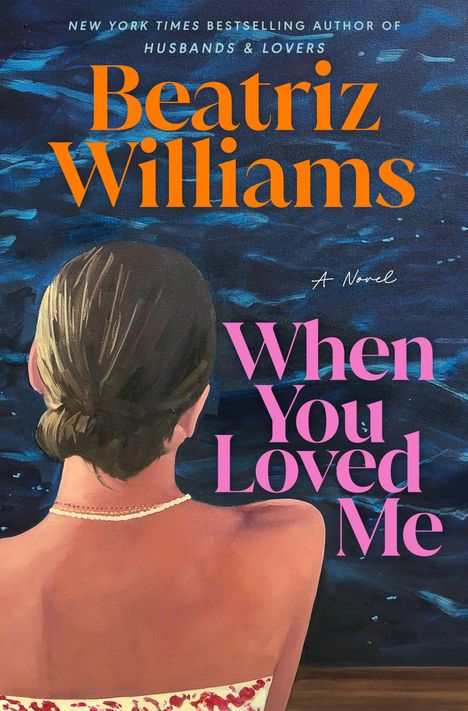 "Beatriz Williams: When You Loved Me" in orange und rosa Schrift. Frau mit Hochsteckfrisur vor blauem Hintergrund.