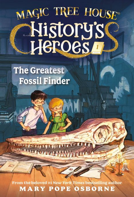 Ein Junge und ein Mädchen betrachten lächelnd einen großen Dinosaurierschädel auf einem Tisch. Bücher und Werkzeuge liegen herum.