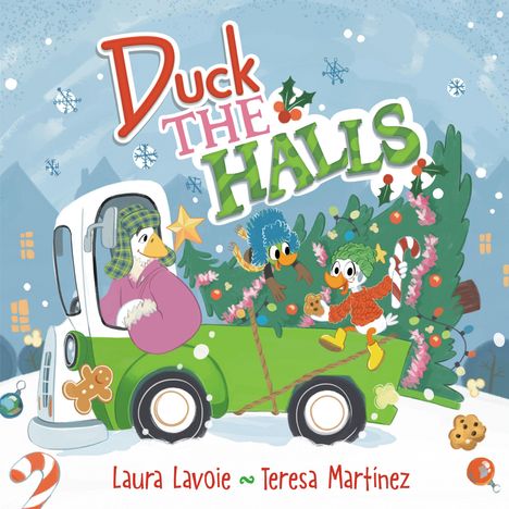 "DUCK THE HALLS" in bunten Buchstaben. Drei Enten feiern fröhlich mit einem geschmückten Weihnachtsbaum auf einem Truck.