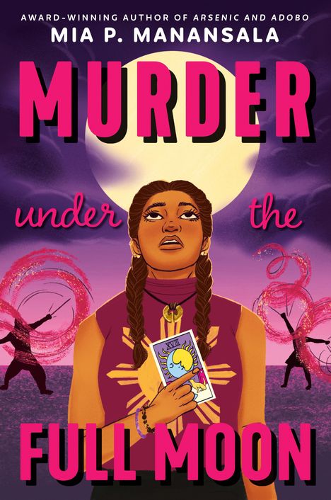 "Murder under the Full Moon" von Mia P. Manansala. Junge Frau mit Tarotkarte und Vollmond im Hintergrund, dynamische Silhouette.
