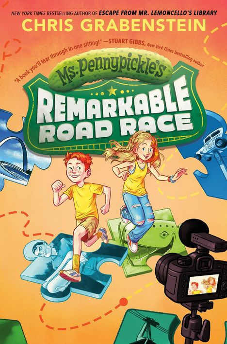 „Remarkable Road Race“ von Chris Grabenstein. Zwei Kinder in gelber Kleidung rennen auf großen Puzzleteilen.