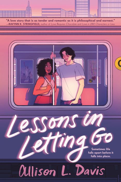 „Lessons in Letting Go“ von Allison L. Davis. Zwei Menschen stehen in einer U-Bahn. Hintergrund: Stadtlandschaft bei Sonnenuntergang.