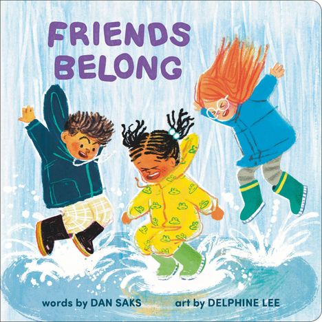 Text: "FRIENDS BELONG." Drei Kinder springen in Pfützen und lachen, gekleidet in bunte Regenkleidung.