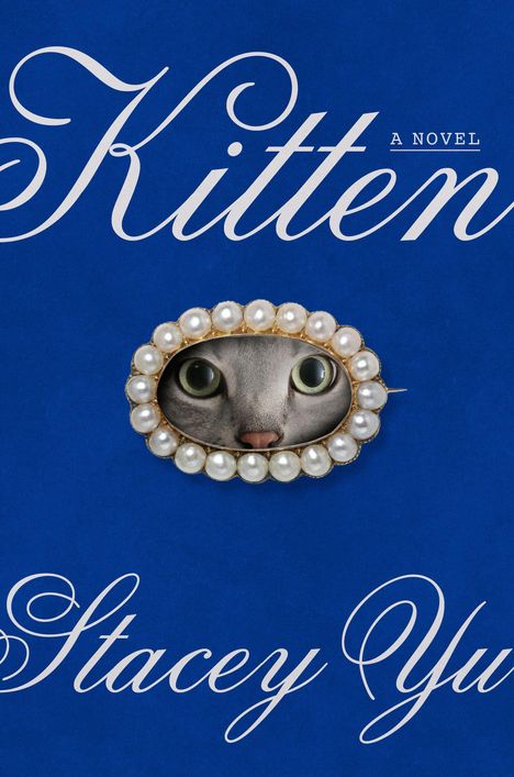„A Novel Kitten Stacey Yu“. Eine Katze schaut aus einem perlenverzierten Oval auf blauem Hintergrund hervor.