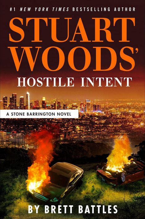 Text: Stuart Woods' Hostile Intent, A Stone Barrington Novel by Brett Battles. 
Zwei brennende Autos vor einer Stadtansicht bei Nacht.